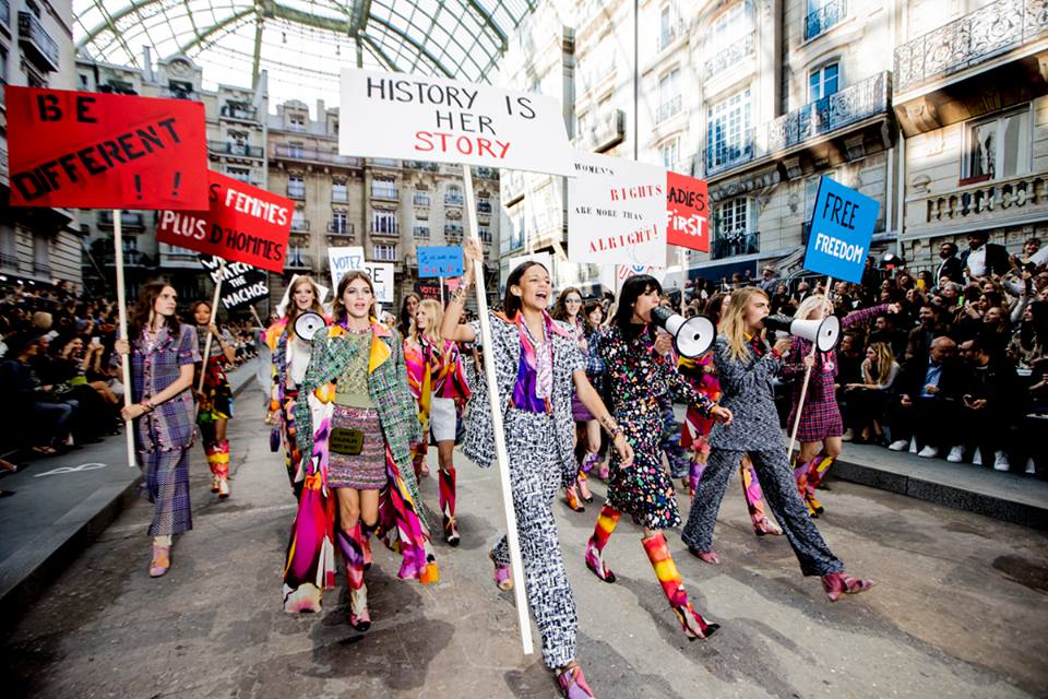 CHANEL 2015春夏秀，老佛爺把伸展台變成女權宣誓現場