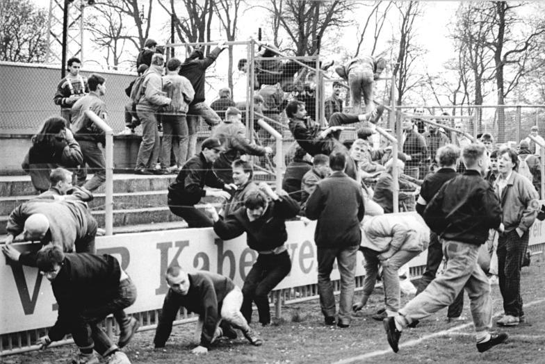 ADN-Pätzold-14.4.90- Schwerin: Leipziger Fans machten sich vor der FDGB-Pokal-Begegnung zwischen dem 1. FC Lok Leipzig und Dynamo Schwerin auf ihre Weise "warm". Die Welle der Gewalt auf den Fußballplätze und nach den Spielen ufert offenbar weiter aus.