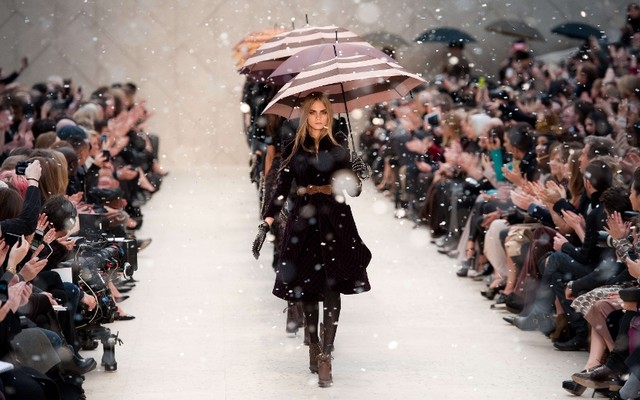 burberry-fashion-show-with-umbrellas