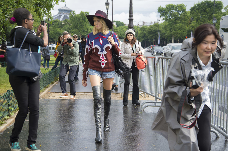 lena-perminova-always-has-a-sweet-smile-for-photographers-during-fashion-week-aaa_3234-960x636