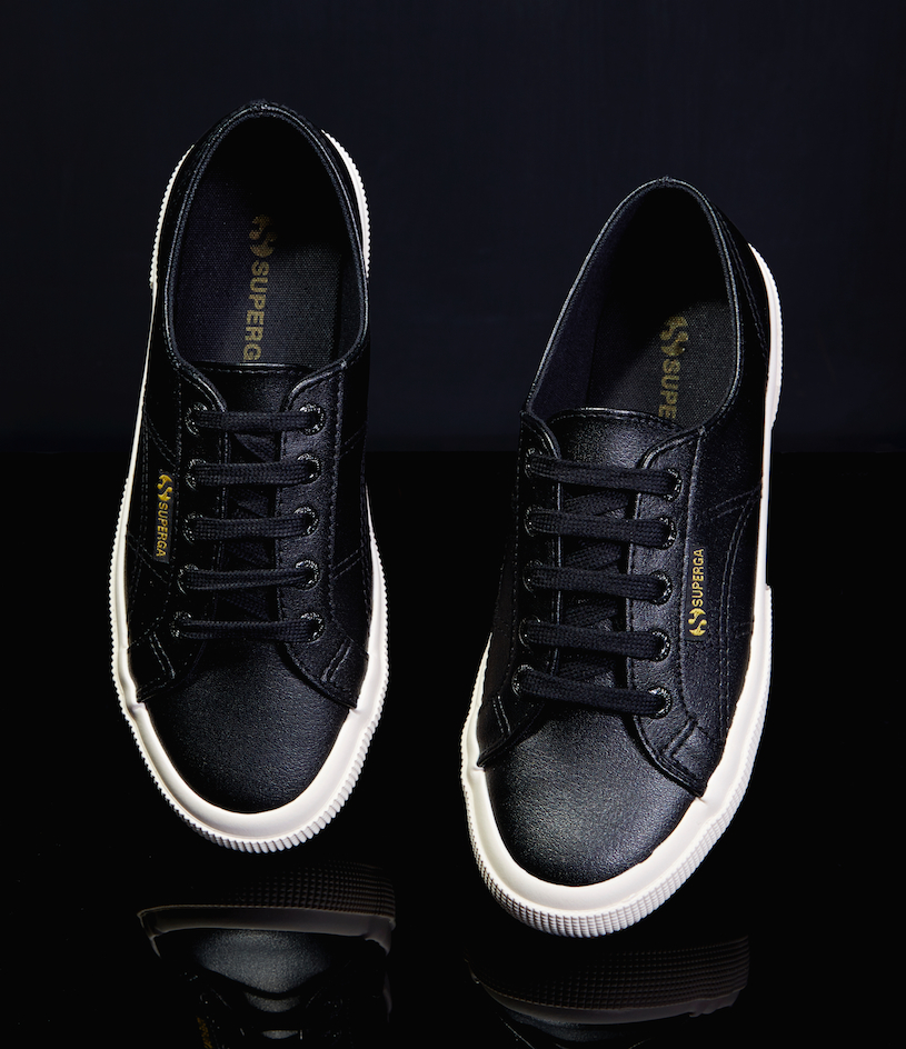 黑色鞋身搭配金色布標，打造出簡潔俐落的風格。