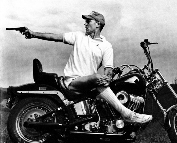 Hunter Stockton Thompson，熱愛自由、機車與槍械，曾經在朋友要求簽名的書上開三槍，代表自己的簽字寄回去給他。