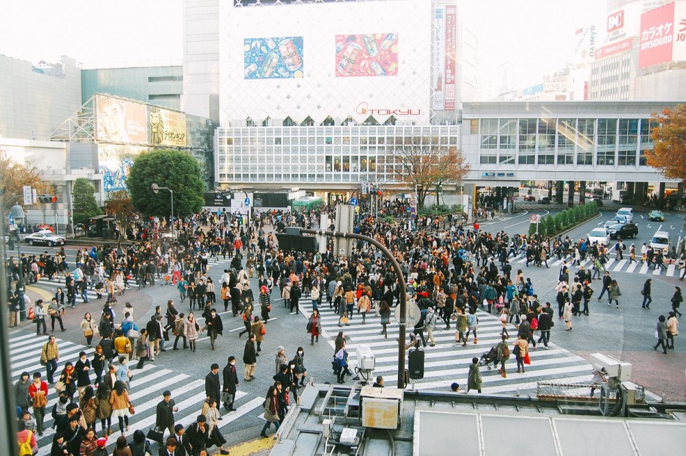 tokyo-menyeberang-shibuya-crossing-92723