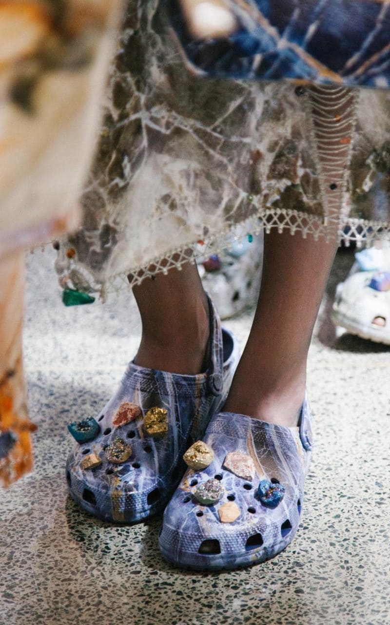 Christopher Kane x Crocs 聯名 via The Telegraph