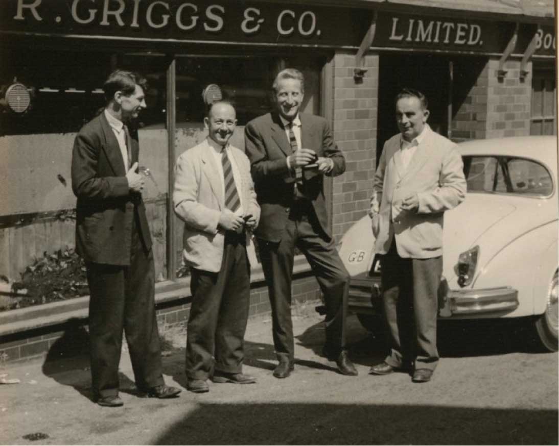 1960年，醫生Klaus Martens站在R. Griggs 至鞋廠外