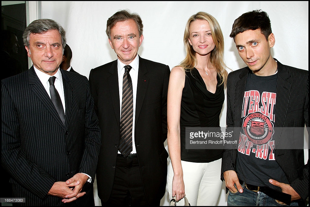 左1：Sidney Toledano；左2：Bernard Arnault；右1：Hedi Slimane