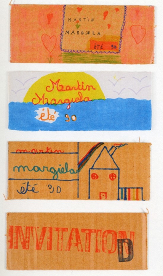 MMM 媒體公關 (1989-1992) Pierre Rougier:「Martin討厭那種書寫漂亮,印刷精美的邀請函。因為我們要在孩子們的操場上辦一場秀,我們就想讓孩子們來畫畫邀請函,就像他們邀請你來到他們的領地上。接下來的問題就是,我們去哪兒找500個小朋友來畫所有的邀請函呢?於是,我們裁了很多硬紙板,把它們交給當地的學校,在美術課上,他們就時裝秀的主題畫下自己的想法。」