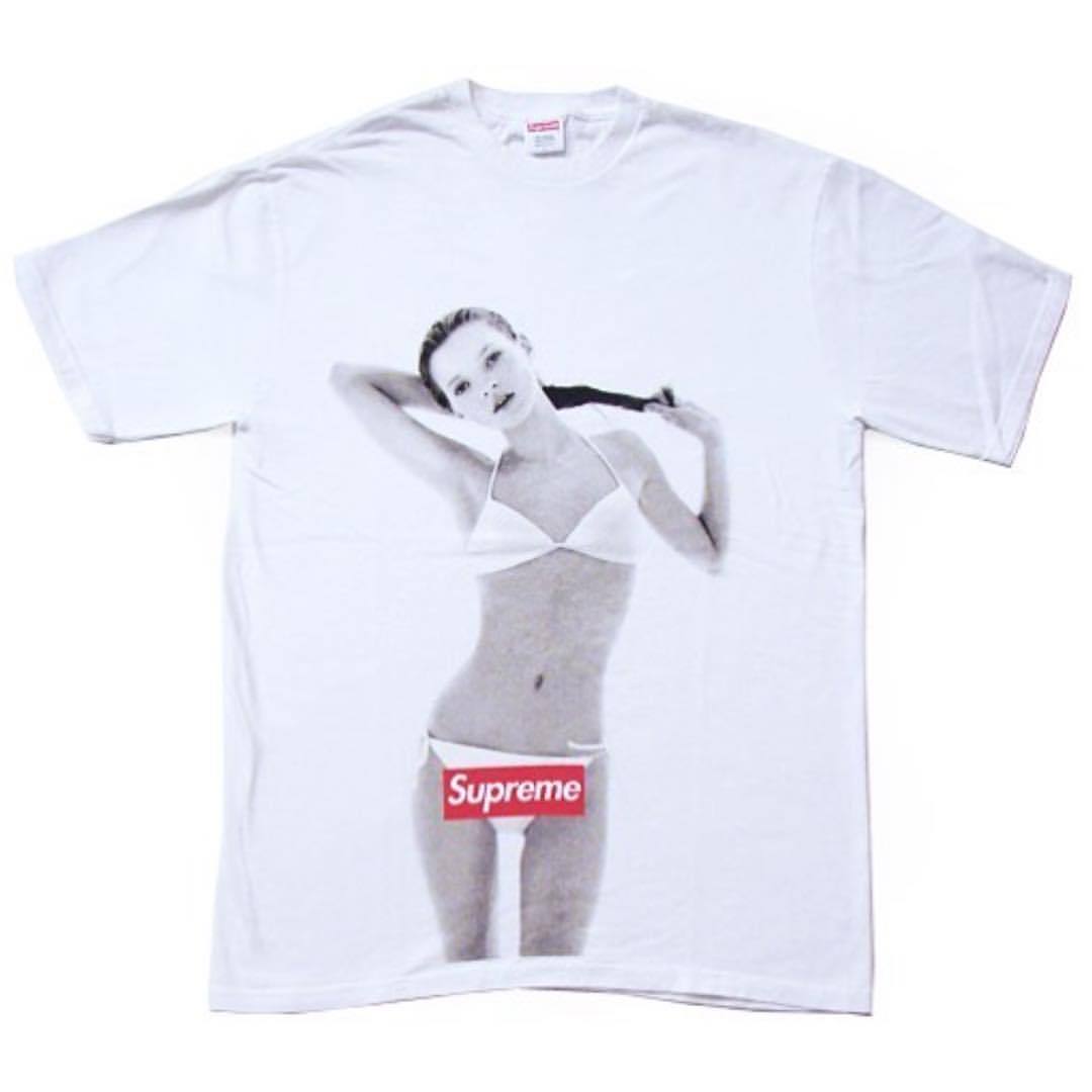 2004年，Supreme特別故意推出Kate Moss的Print T，用這件T恤回敬當初看壞自己的人，由於概念在當時太具話題性，從此這件Tee被潮流人士奉為經典，雖然它在設計上沒有任何值得一提的成分，但卻有充滿著Supreme品牌文化，並讓BOGO成為經典反叛的象徵。