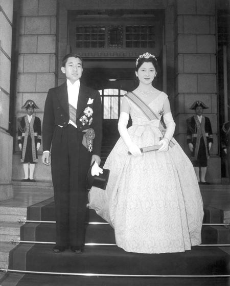 1959年，未來的明仁皇後美智子邀請 Dior 品牌為她設計三款西式婚禮禮服