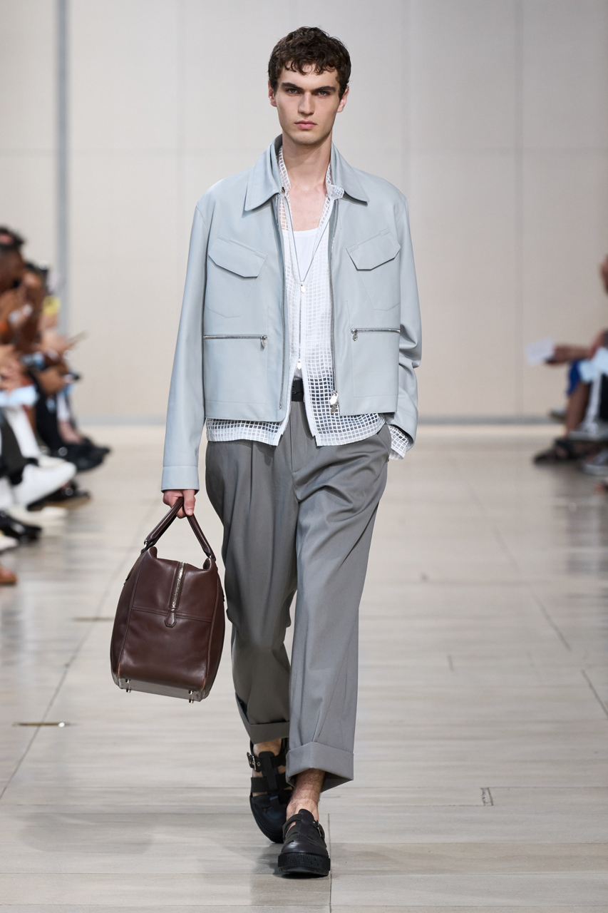 Hermès 2024 春夏男裝：大衣無需合身、襯衫皺掉也可以，論 Quiet Luxury 還是只服愛馬仕 - 文心AIGC