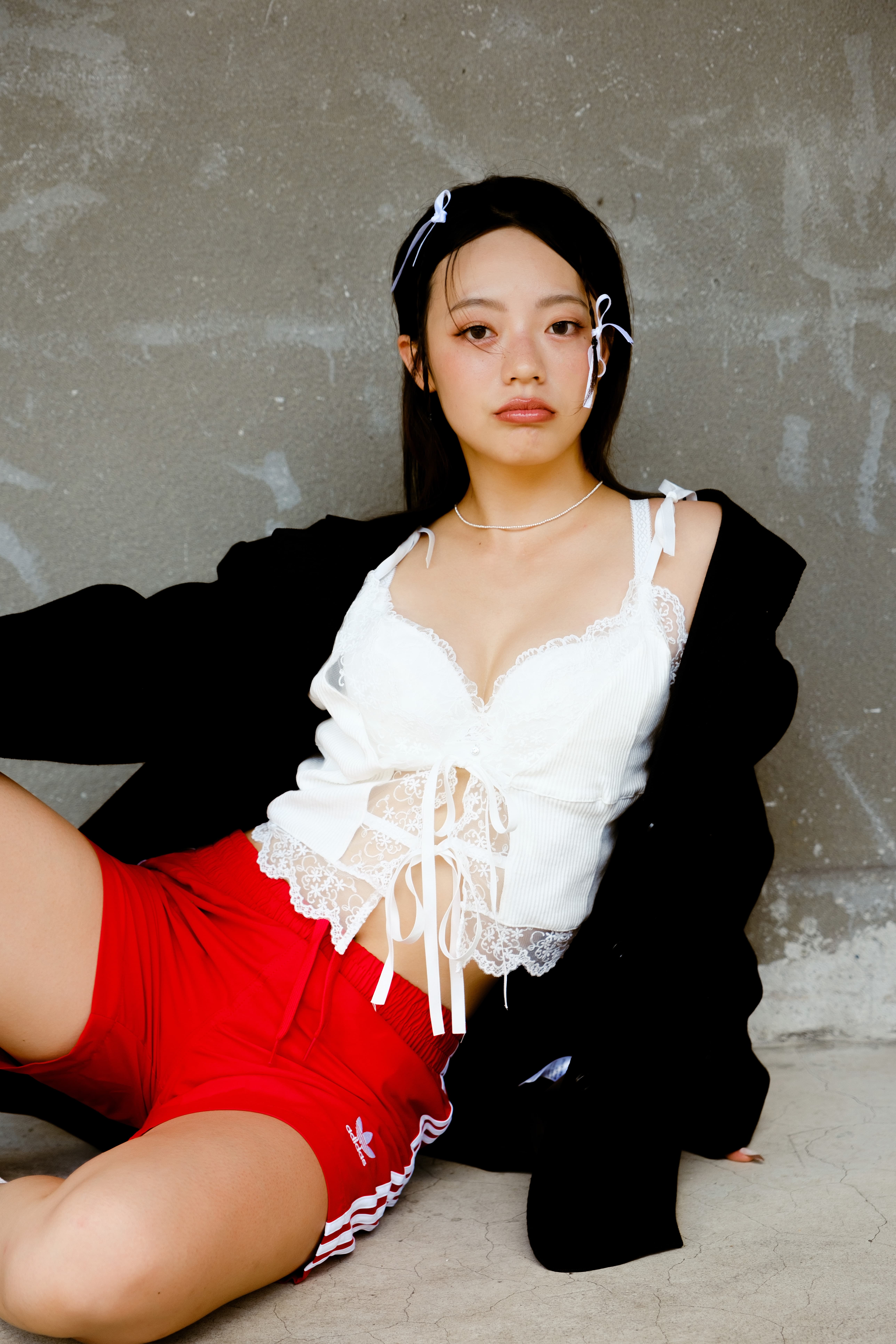 由內而外散發甜酷感,2024 時髦女生都在穿的夏日白色系「Blokette」風怎麼搭? 由內而外散發甜酷感,2024 時髦女生都在穿的夏日白色系「Blokette」風怎麼搭?