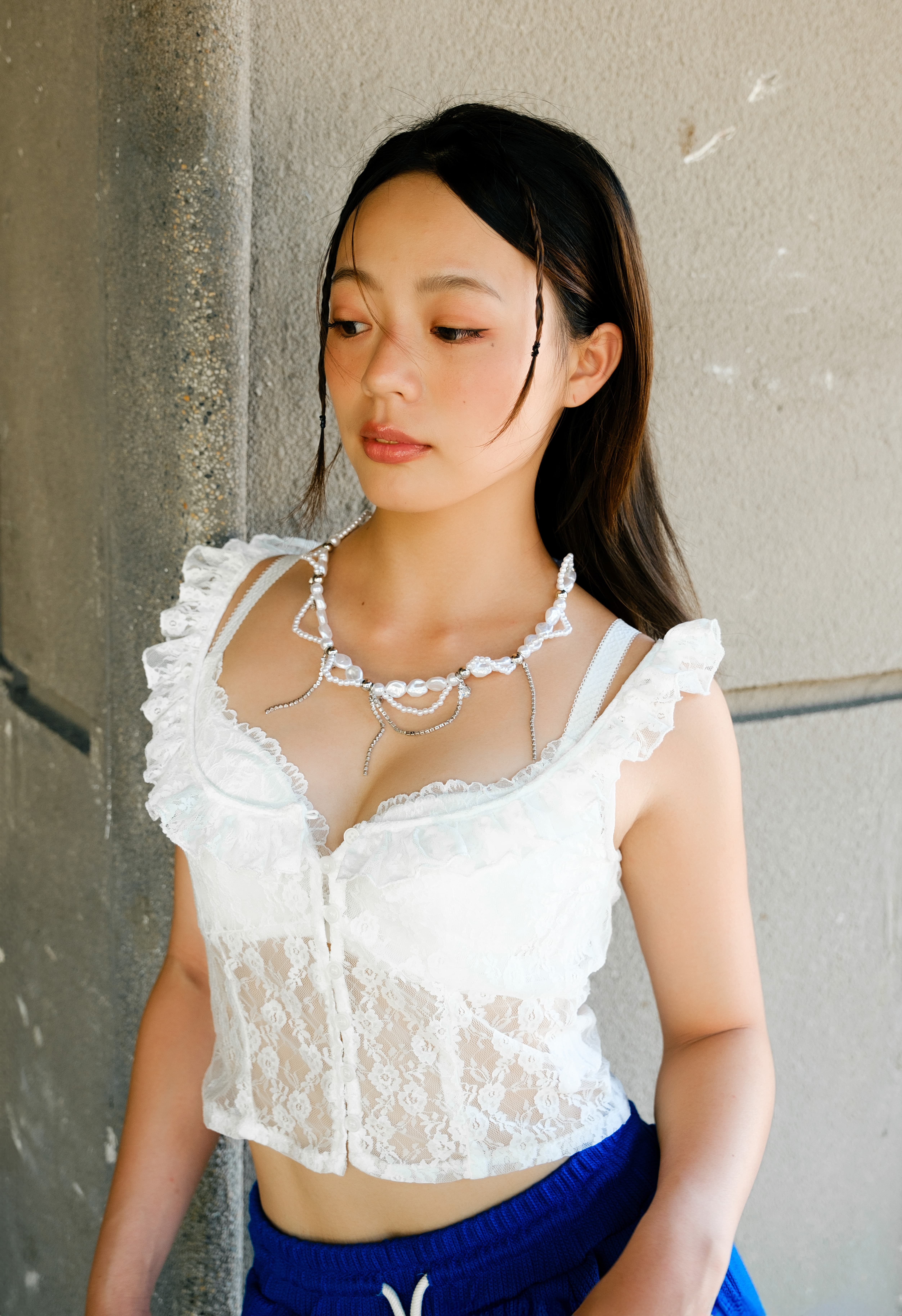 由內而外散發甜酷感,2024 時髦女生都在穿的夏日白色系「Blokette」風怎麼搭? 由內而外散發甜酷感,2024 時髦女生都在穿的夏日白色系「Blokette」風怎麼搭?