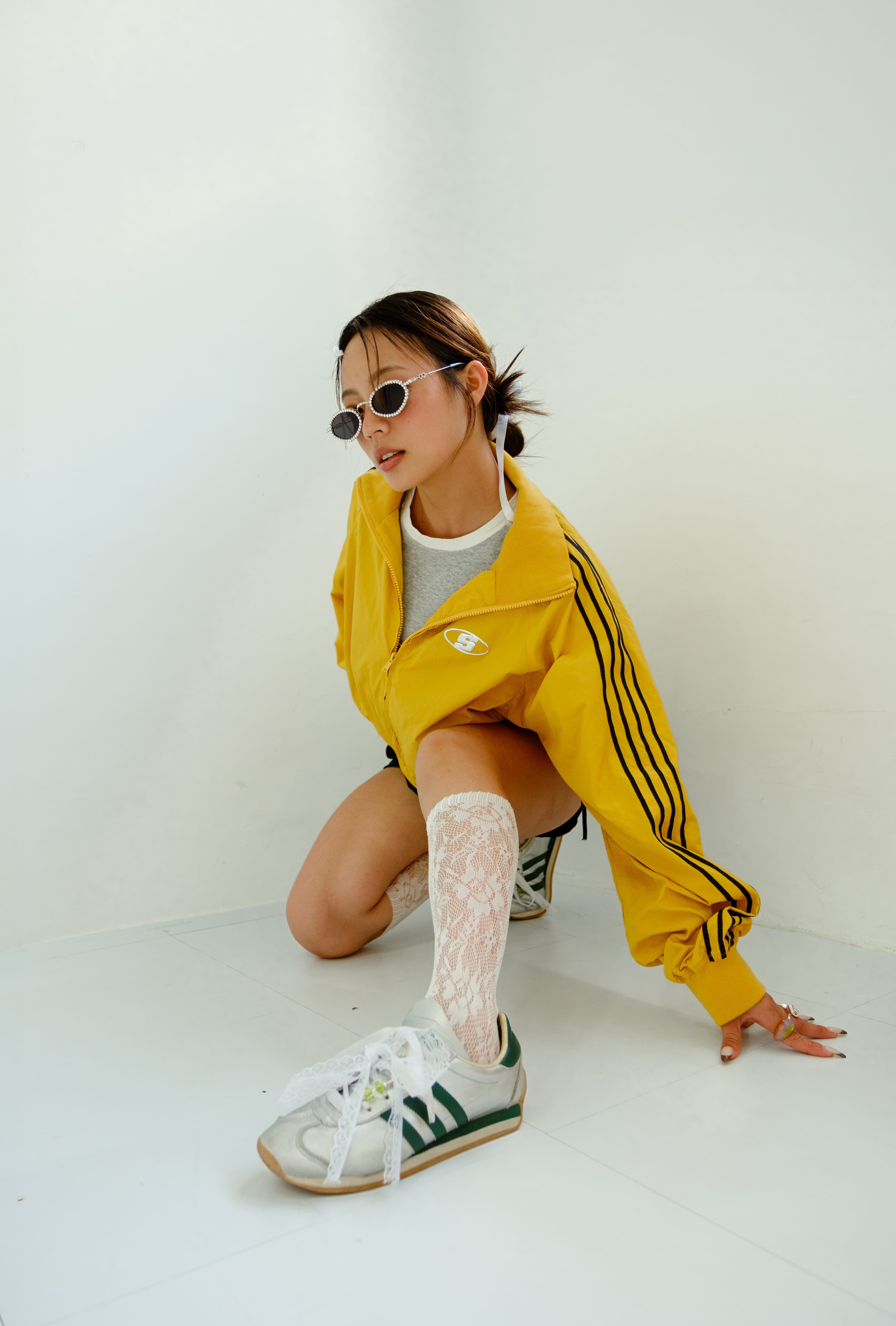 由內而外散發甜酷感,2024 時髦女生都在穿的夏日白色系「Blokette」風怎麼搭? 由內而外散發甜酷感,2024 時髦女生都在穿的夏日白色系「Blokette」風怎麼搭?