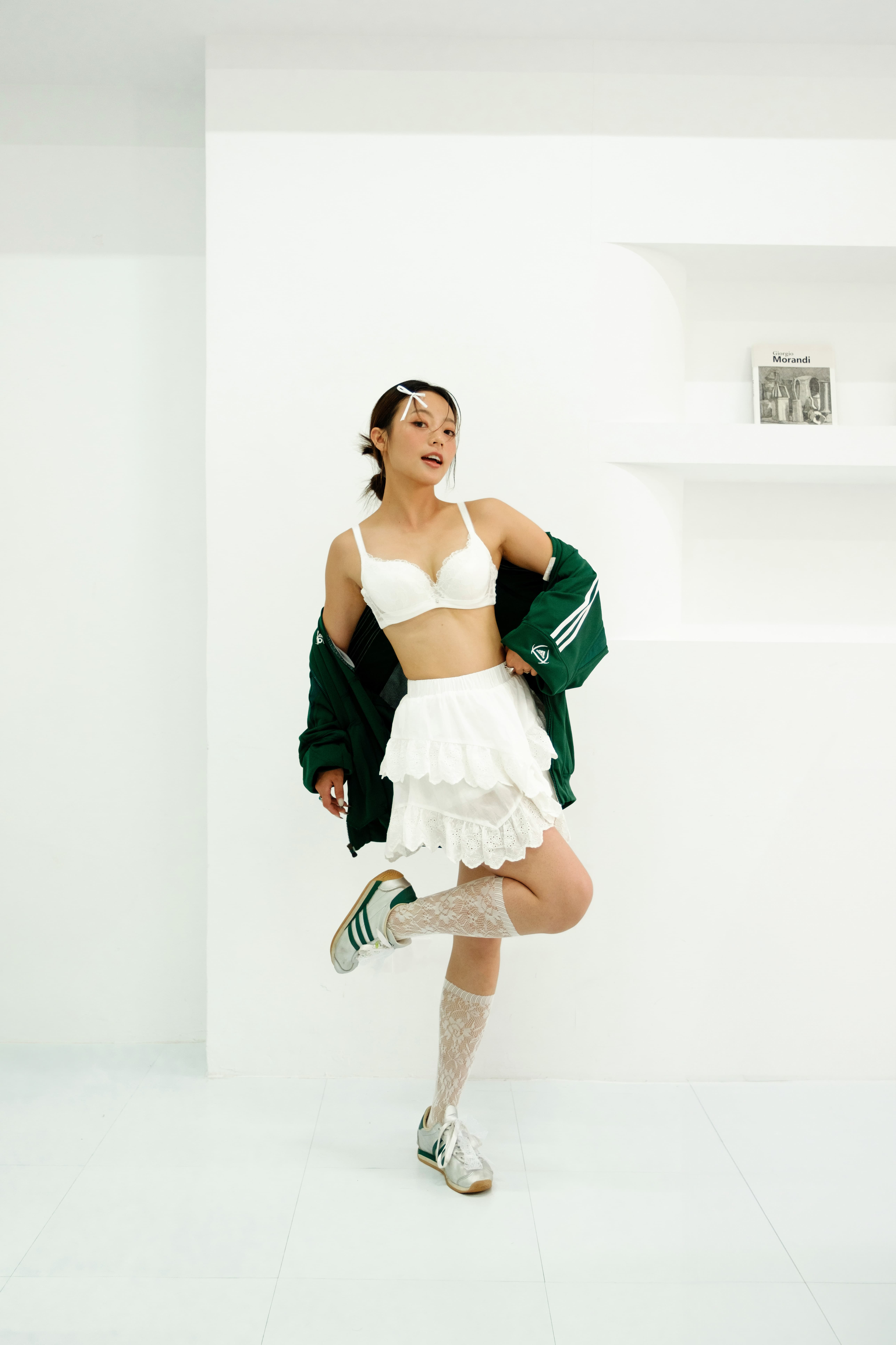 由內而外散發甜酷感,2024 時髦女生都在穿的夏日白色系「Blokette」風怎麼搭? 由內而外散發甜酷感,2024 時髦女生都在穿的夏日白色系「Blokette」風怎麼搭?