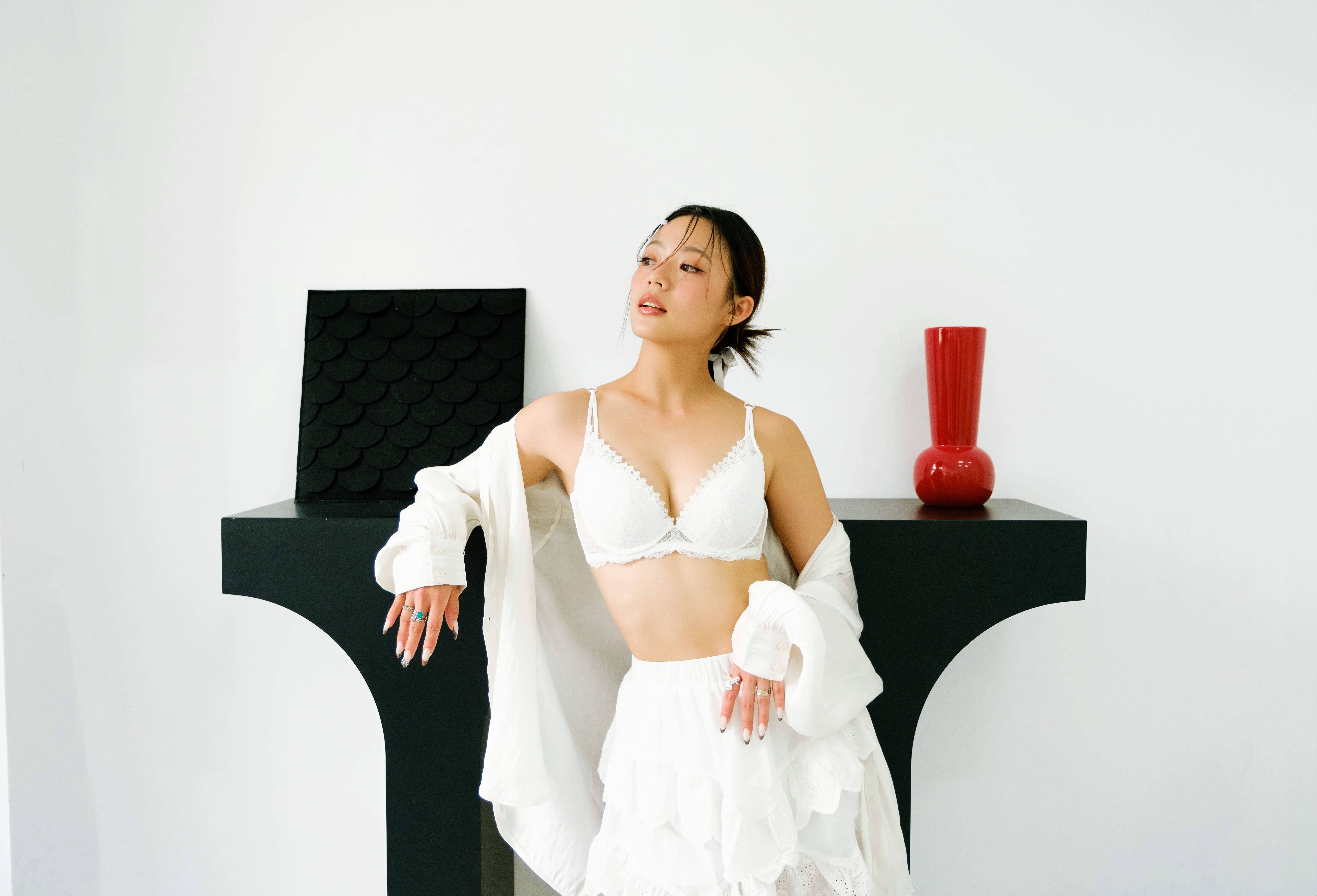 由內而外散發甜酷感,2024 時髦女生都在穿的夏日白色系「Blokette」風怎麼搭? 由內而外散發甜酷感,2024 時髦女生都在穿的夏日白色系「Blokette」風怎麼搭?