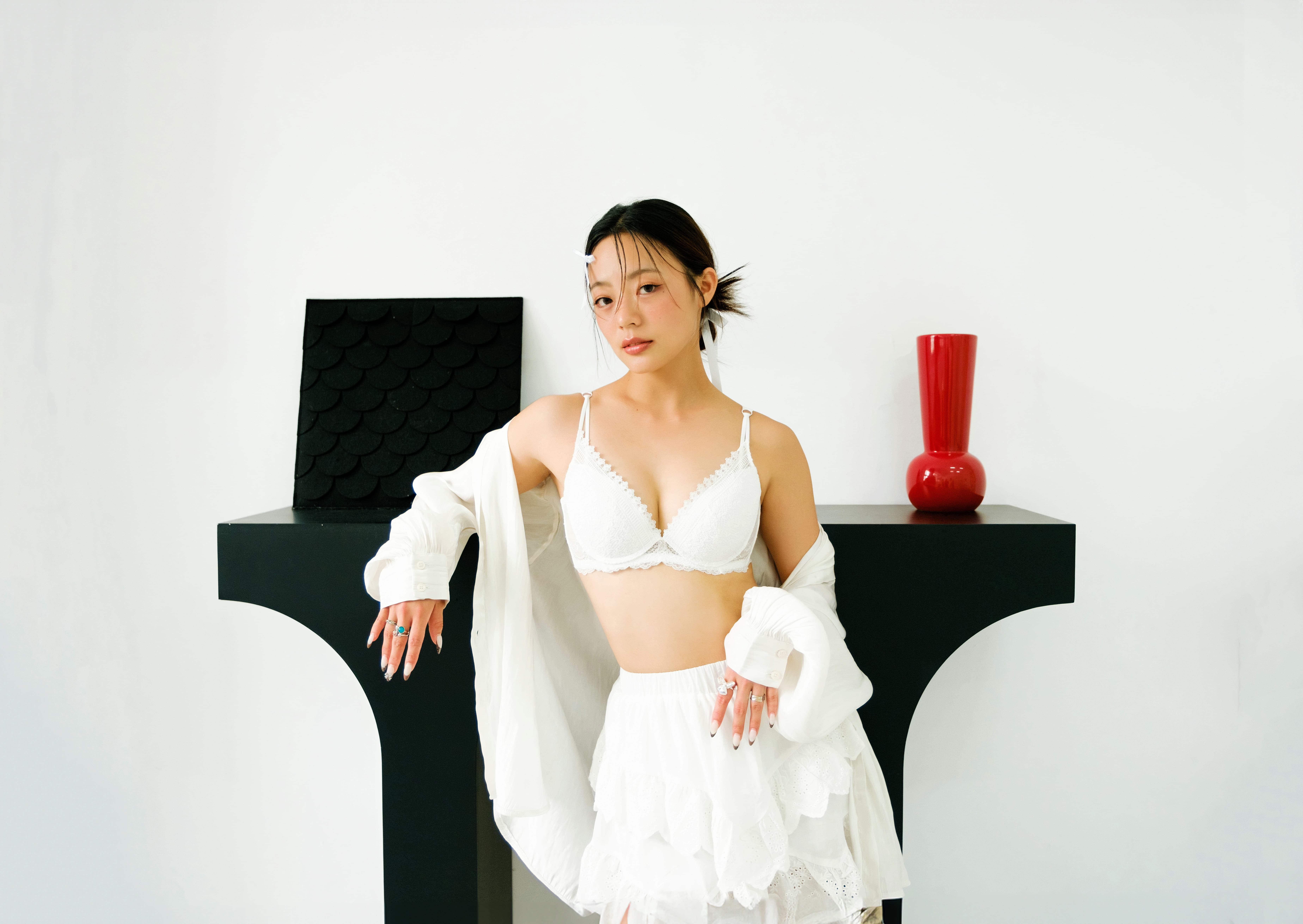 由內而外散發甜酷感,2024 時髦女生都在穿的夏日白色系「Blokette」風怎麼搭? 由內而外散發甜酷感,2024 時髦女生都在穿的夏日白色系「Blokette」風怎麼搭?